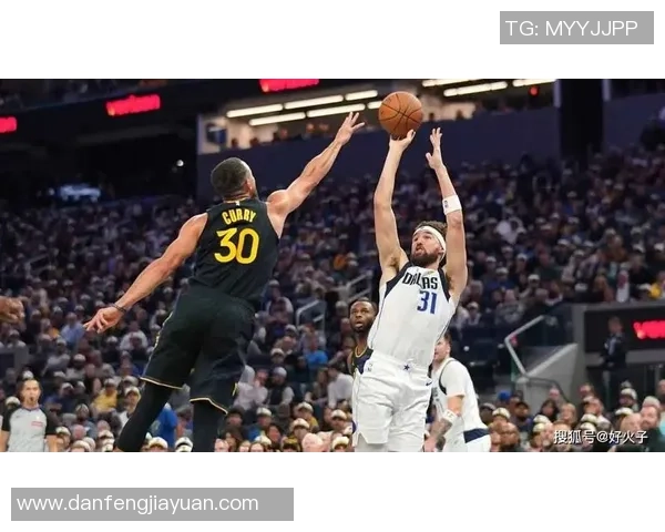 克莱汤普森:勇士队的三分射手与坚韧精神的象征 克莱汤普森:勇士队的三分射手与坚韧精神的象征