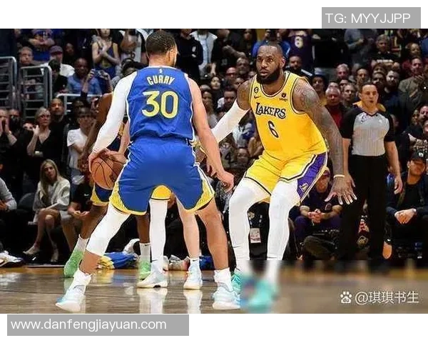 库里在对阵快船时精彩晃倒保罗展现超凡球技引发球迷热议